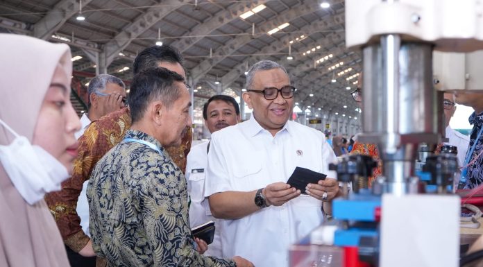 Kehadiran Industri, Wamenaker: Harus Buka Kesempatan Kerja bagi Warga Sekitar