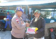 Rangkaian HUT ke-81 Kemerdekaan, Satpolairud Polres Natuna Bagikan Bendera Merah Putih
