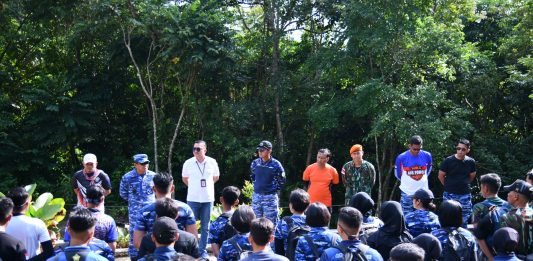 HUT ke-81 Kemerdekaan di Perbatasan, Danlanud Kobarkan Semangat 54 Pendaki Gunung Ranai