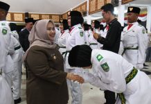 Kasmarni Kukuhkan 75 Anggota Paskibraka Bengkalis 2026