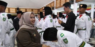 Kasmarni Kukuhkan 75 Anggota Paskibraka Bengkalis 2026