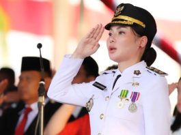 Cium Bendera Merah Putih, Li Claudia Apresiasi Kesuksesan Rangkaian Upacara HUT ke-81 RI di Batam