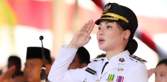 Cium Bendera Merah Putih, Li Claudia Apresiasi Kesuksesan Rangkaian Upacara HUT ke-81 RI di Batam