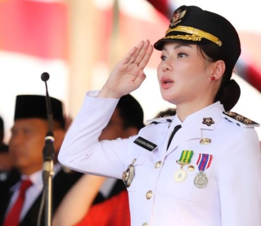 Cium Bendera Merah Putih, Li Claudia Apresiasi Kesuksesan Rangkaian Upacara HUT ke-81 RI di Batam