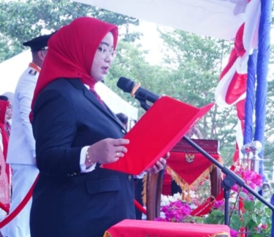 Upacara HUT ke-81 RI di Dabo Singkep, Ketua DPRD Lingga Bacakan Teks Proklamasi