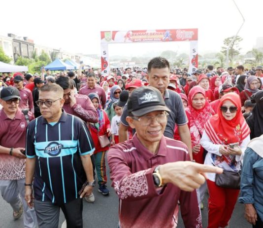 Olahraga Bersama Ribuan Warga Batu Ampar, Amsakar: Mari Terus Jaga Kekompakan