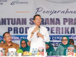 Bersama Ketua PKK Batam, Amsakar Serahkan Bantuan Perikanan