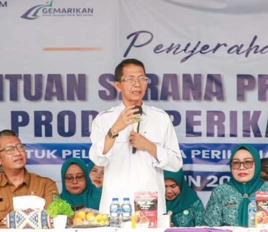 Bersama Ketua PKK Batam, Amsakar Serahkan Bantuan Perikanan