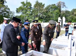 Rangkaian HUT ke-81 TNI, Lanud RSA Natuna Gelar Ziarah ke Makam Pahlawan Ranai