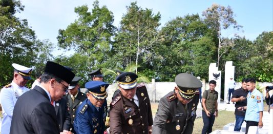 Rangkaian HUT ke-81 TNI, Lanud RSA Natuna Gelar Ziarah ke Makam Pahlawan Ranai