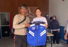 Rangkaian HUT ke-25, Srikandi Partai Demokrat Kepri Bagi-bagi Baju ke Ojek Anambas