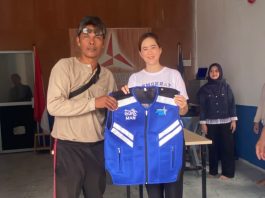 Rangkaian HUT ke-25, Srikandi Partai Demokrat Kepri Bagi-bagi Baju ke Ojek Anambas