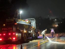 Cegah Kecelakaan, Polres Natuna Bersihkan Tanah Timbun Berserakan di Jalan
