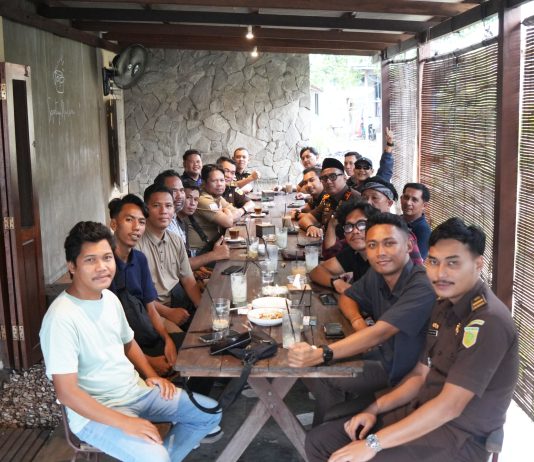 Ditemani Secangkir Kopi, Canda Kajari Bersama Awak Media Natuna