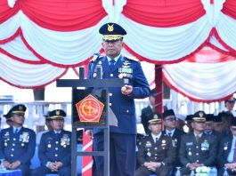 HUT ke-81 TNI, Danlanud RSA Natuna Inspektur Upacara di Pantai Piwang