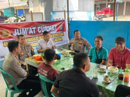 Bersama Kasatresnarkoba, Kapolsek Bunguran Timur Gelar Jumat Curhat Kamtibmas