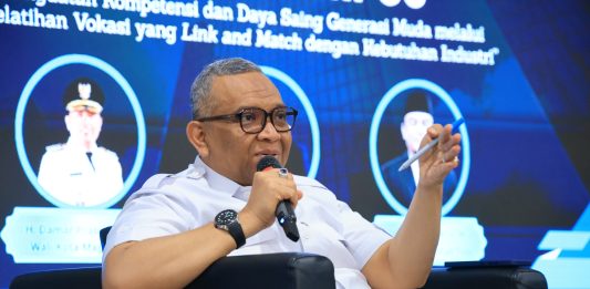 Wamenaker Minta Mahasiswa Bangun Kompetensi, Tidak Sekadar Kejar IPK